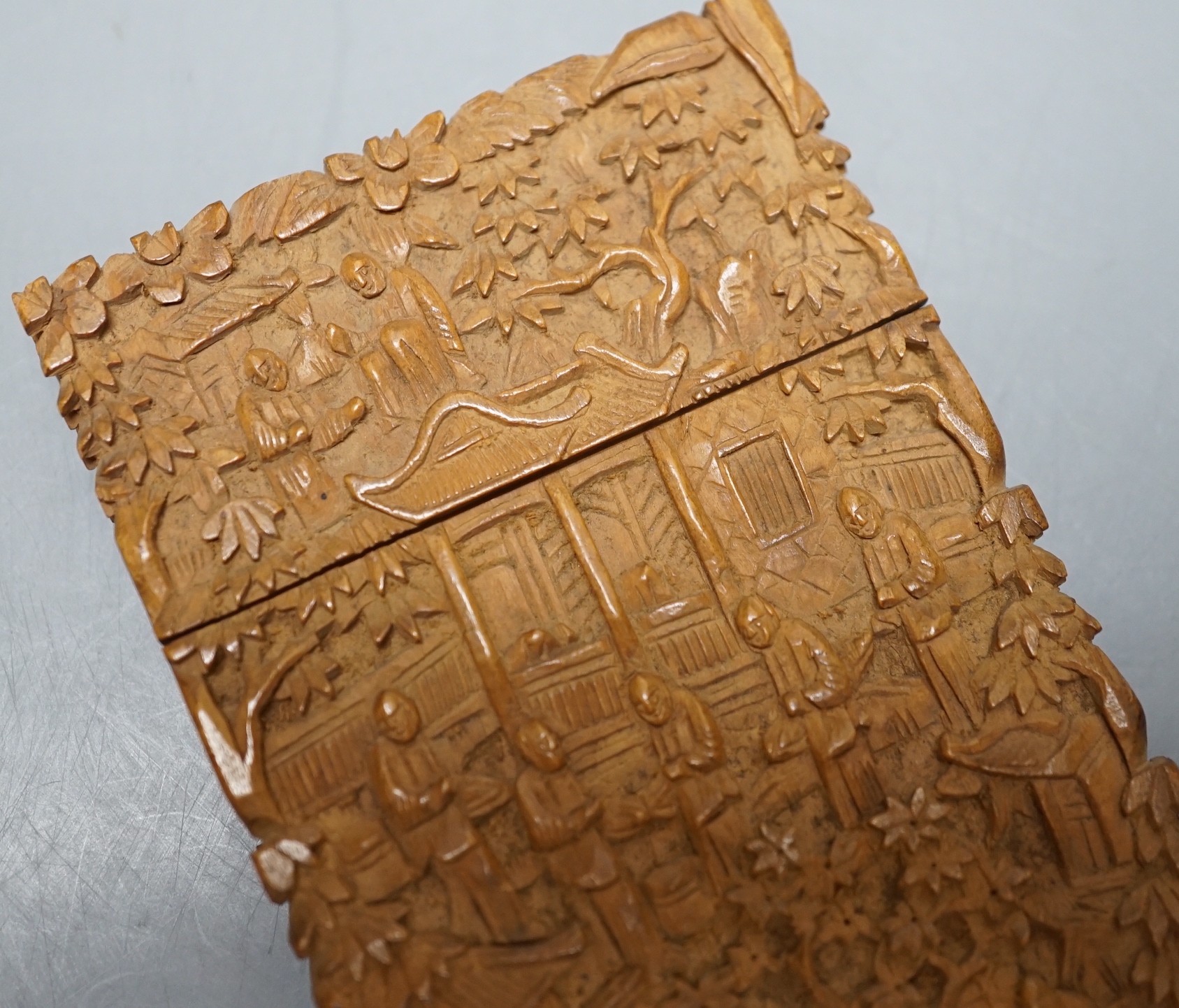 A Canton carved sandalwood card case, 11cm